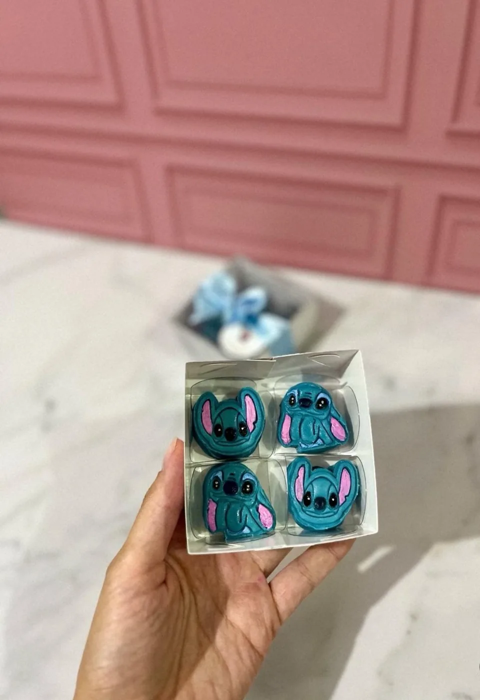 Brigadeiros personalizados com tema infantil em embalagem de presente.