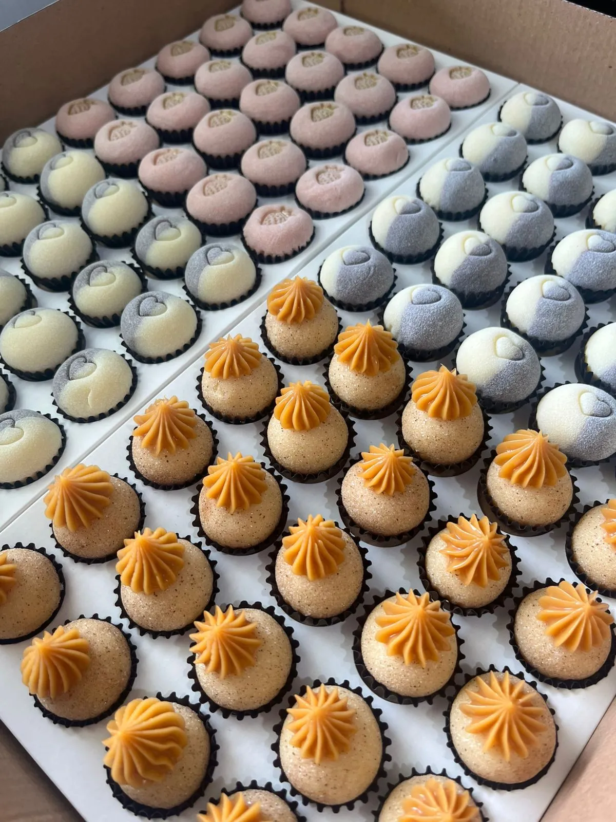 Bandeja com brigadeiros sortidos finalizados para encomenda.